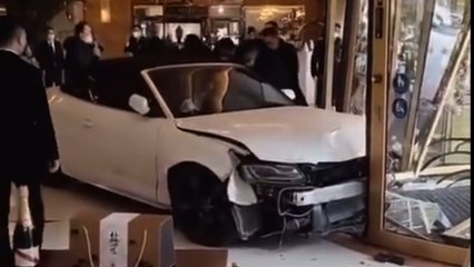 Chine : furieux du vol de son portable, un client ravage un hôtel avec sa voiture