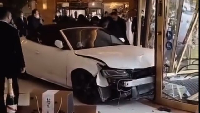Chine : furieux du vol de son portable, un client ravage un hôtel avec sa voiture