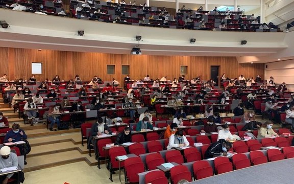 Des étudiants en master ont utilisé ChatGPT pour rendre leur devoir... et se font prendre