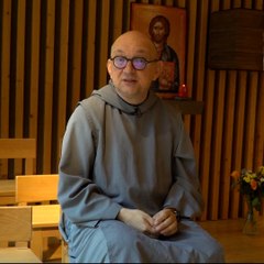 Jean-Marie est prêtre et producteur de comédies musicales