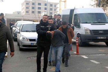 Şanlıurfa'da polis ve muhabirin yaralandığı kavgada gözaltına alınan zanlılar adliyede