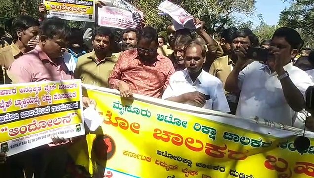 Video: इलेक्ट्रिक ऑटो रिक्शा के विरोध में प्रदर्शन