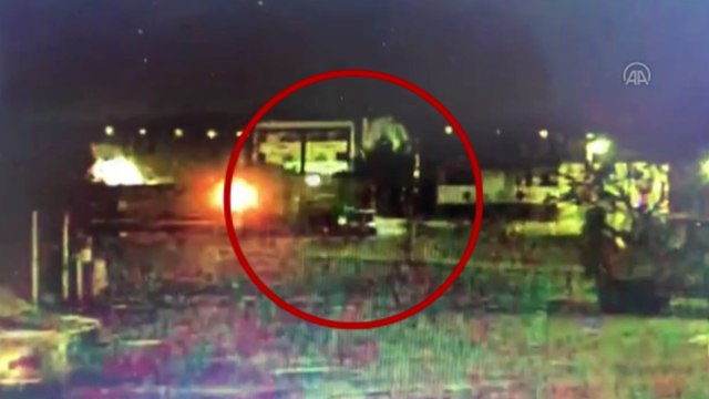 Trenin hafif ticari araca çarpma anı güvenlik kamerasına yansıdı