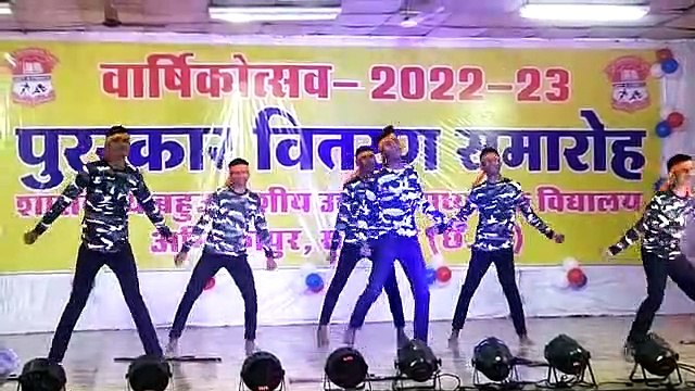 वार्षिकोत्सव में छात्रों ने किया गजब का डांस, आप भी देखें