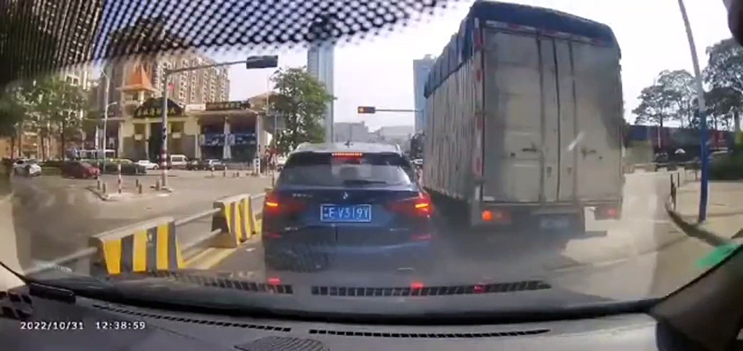 Un scootériste se fait brutalement réveiller au feu rouge