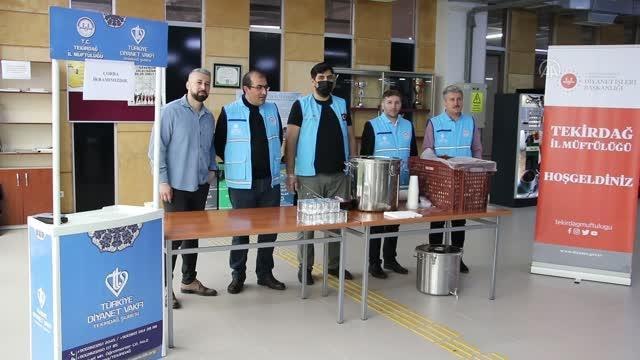 Tekirdağ'da sınavdan çıkan üniversite öğrencilerine çorba ikramı yapıldı