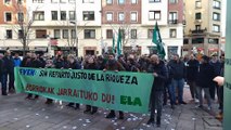 Los manifestantes reivindican sus derechos frente a la Ertzaintza