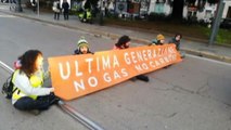 Attivisti Ultima Generazione bloccano traffico in centro a Milano