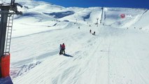 Teleferik beyaza büründü, kayak merkezinde kar kalınlığı 1 metreyi aştı