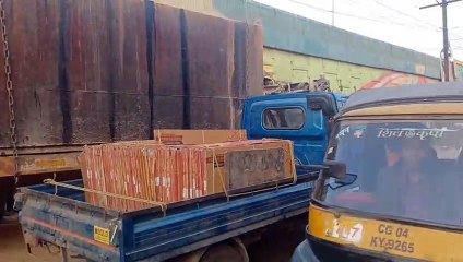 वीडियो स्टोरीः रिंग रोड की सर्विस लेन पर बस व ट्रकों का कब्जा