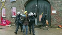 تريد السلطات هدمها بالكامل.. الشرطة الألمانية تطرد محتجين بيئيين من إحدى القرى