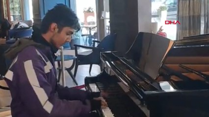 Courier grabs attention with his piano performance
