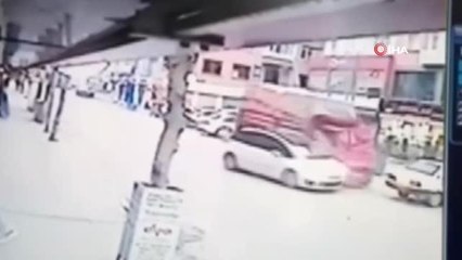 Niğde'de kamyonetin iki otomobile çarptığı kaza kamerada