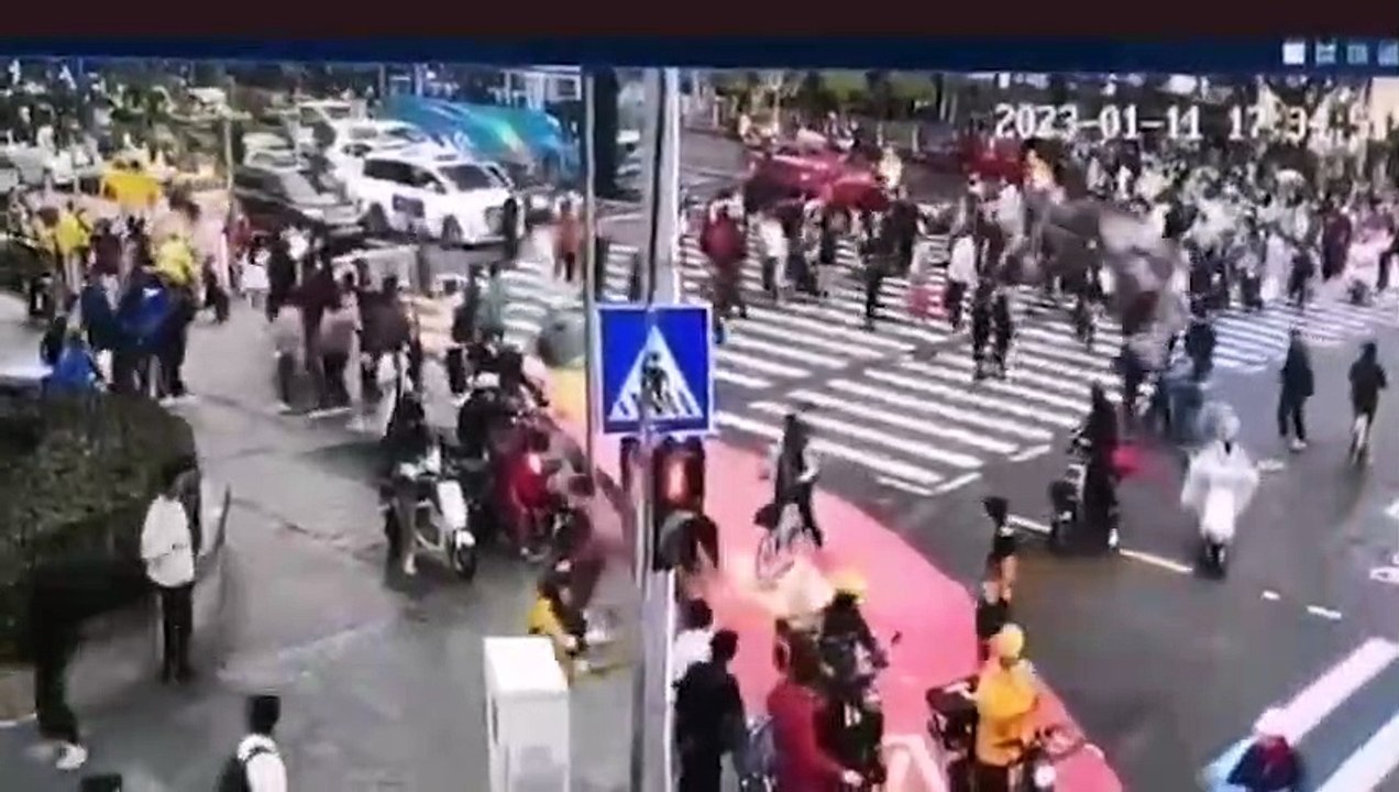 VÍDEO CHOCANTE: Motorista atropela multidão e mata 5 pedestres