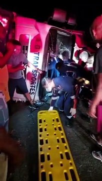Carreta tomba na BR 116 em Russas e motorista sofre lesões graves