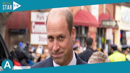 Le prince William souriant : malgré les attaques d’Harry, il fait front !