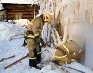 Rusya'da binada çıkan yangın söndürüldü, dış cephe dondu