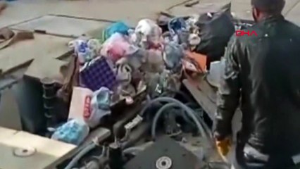 Zemin çöktü: Çöp kamyonu devrildi