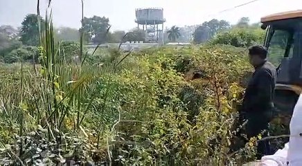 प्राचीन तालाब की १५ साल से सफाई नहीं, शिव सेना ने दर्री जोन कार्यालय का किया घेराव