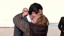 Juanma Moreno arrasa en Linares: una mujer rompe el protocolo para abrazar al presidente andaluz