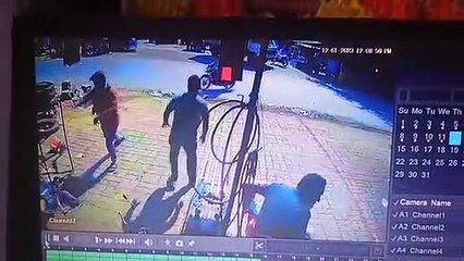 Video herunterladen: नशे में धुत निलंबित CMO ने मचाया तांडव, कार से 5 लोगों को कुचला, वारदात CCTV में कैद