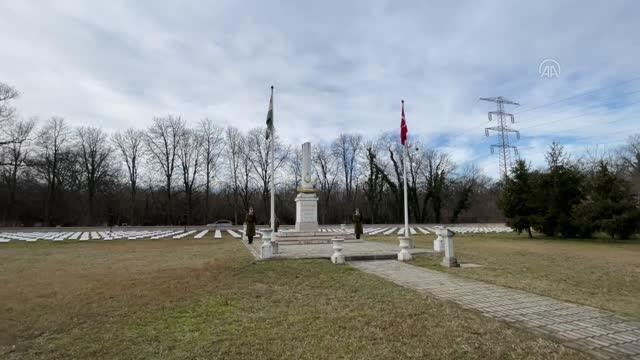 BUDAPEŞTE - Milli Eğitim Bakanı Özer, Macaristan'daki Türk Şehitliği'ni ziyaret etti
