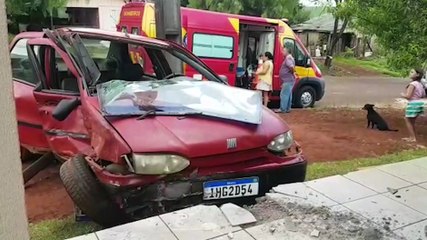 Carro fica destruído em grave acidente no Bairro Esmeralda