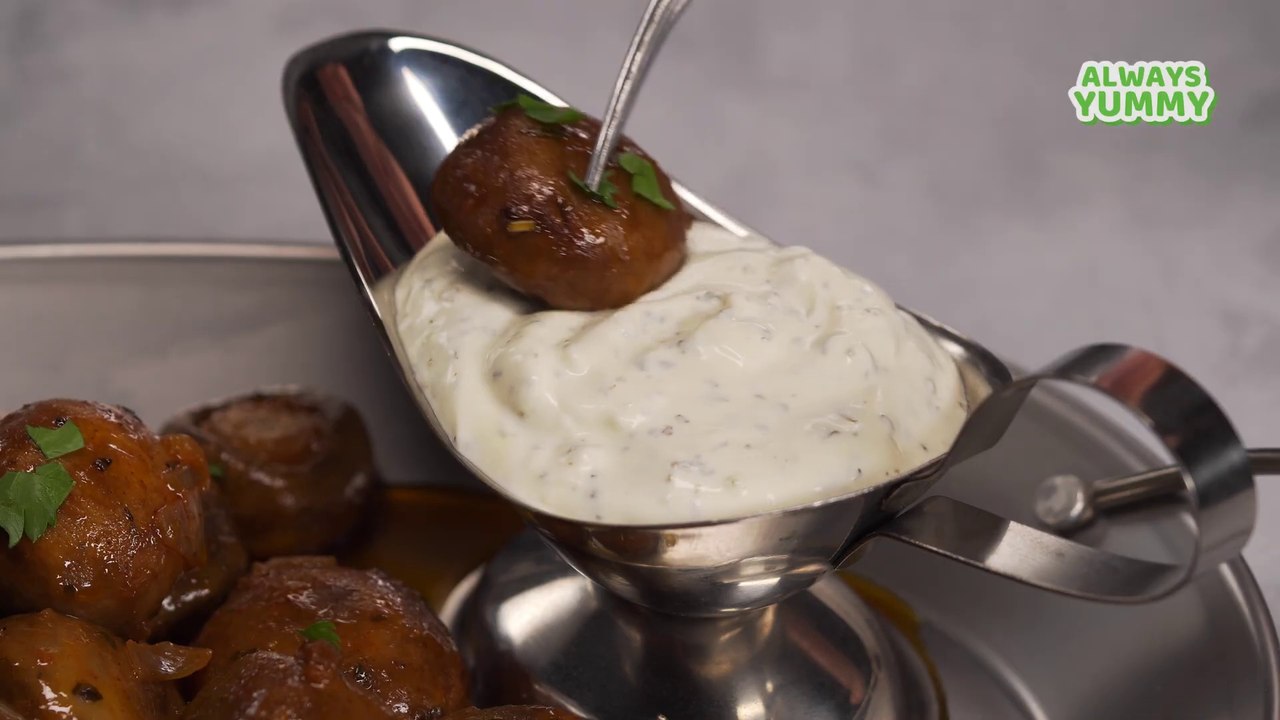 Traditional German hot appetizer GARLIC MUSHROOMS. Recipe by Always Yummy!