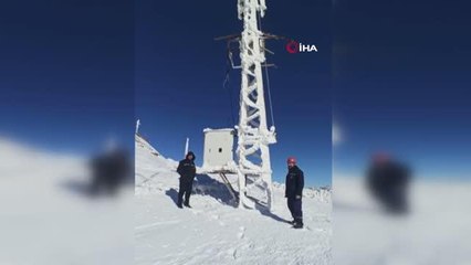 Yüksekova'da Sibirya soğuklarını aratmayan görüntü: Elektrik direkleri buz tuttu