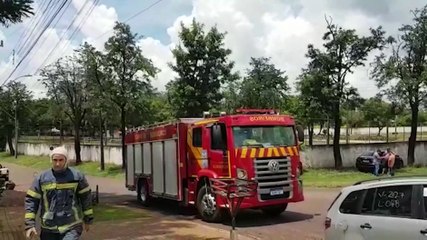 Bombeiros são acionados após incêndio em lenha próximo de edícula de residência