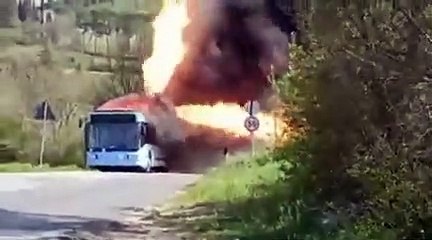 Un autobús a gas incendiado