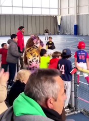 Shakira apoyando a su hijo Milan en su juego de béisbol en Barcelona