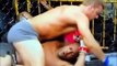 Un combattant MMA remet en place le protege dents de son adversaire