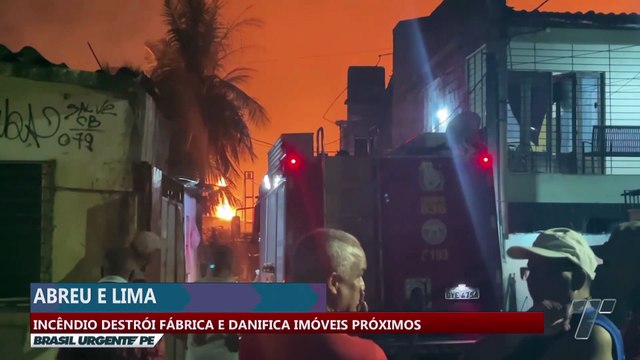 Incêndio destrói fábrica e danifica imóveis próximos