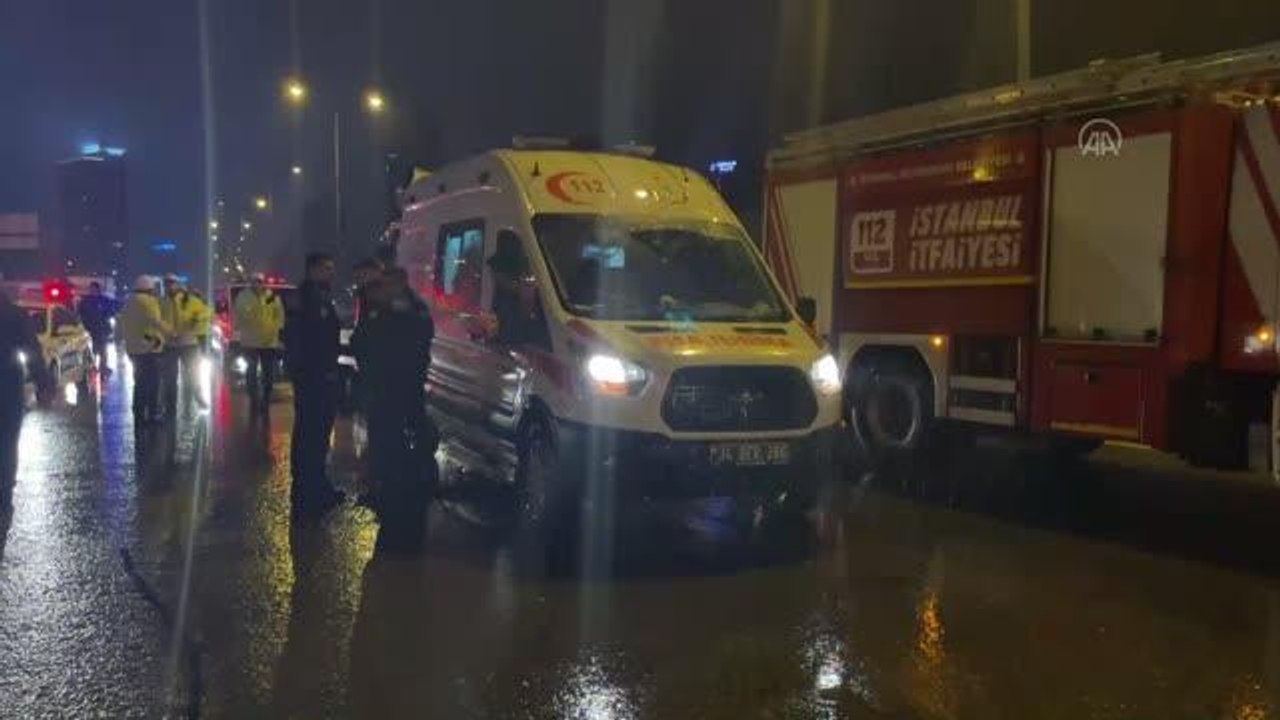Ataşehir'de hafif ticari araca çarpan otomobilin sürücüsü öldü