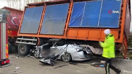 Bursa’da akılalmaz kaza! TIR’a çarpan otomobil, dorsenin altına girdi