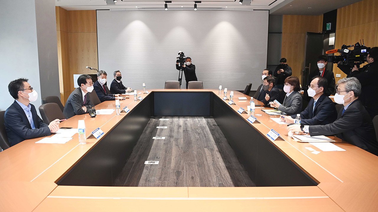 산업부, 中 단기비자 발급 중단 긴급 회의...지사 대행 지원 / YTN