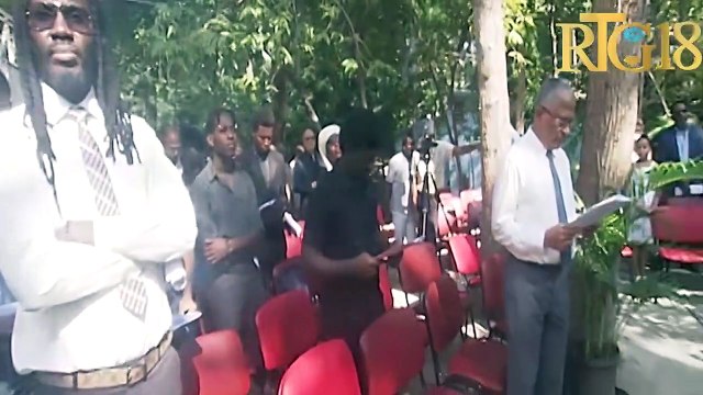 Inivèsite Quisqueya reyalize yon seremoni omaj pou pèsonèl ak etidyan ki te mouri 12 Janvye 2010.