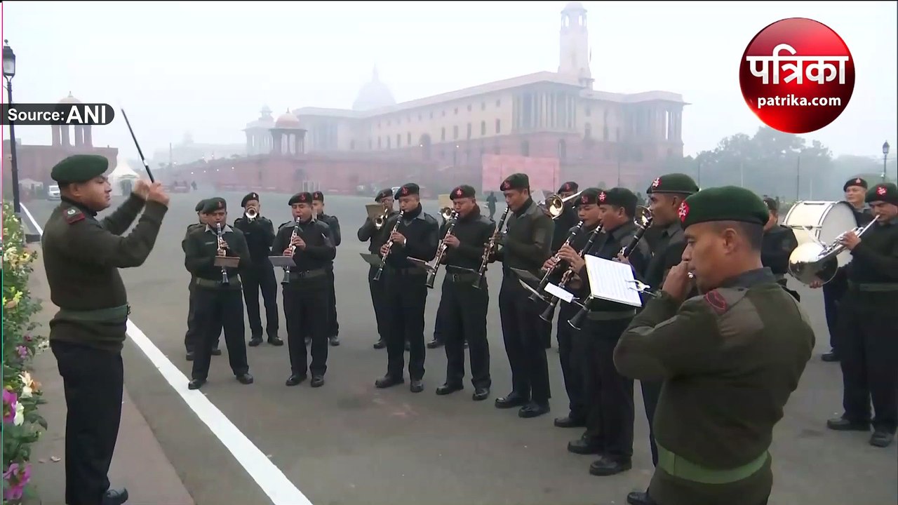 कड़कड़ाती ठंड में कर्तव्य पथ पर चल रही है रिपब्लिक डे परेड की रिहर्सल, देखें वीडियो