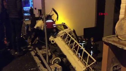 2 ARACA ÇARPAN KAMYONET APARTMAN BOŞLUĞUNA DÜŞTÜ