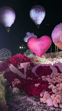 Bạn gái tốt nghiệp, soái ca dùng 1 triệu bông hồng để cầu hôn: Lãng mạn tựa chuyện cổ tích