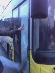 ARNAVUTKÖY'DE İETT OTOBÜSÜNÜN CAMINI TEKME ATARAK KIRDI