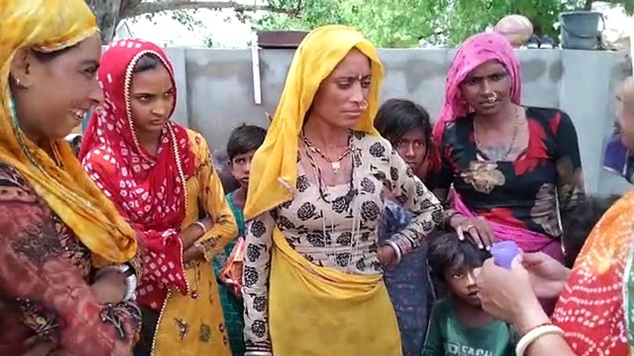 देखें वीडियो : महिला बता रही सेनेटरी पैड की जगह कप के इस्तेमाल का तरीका