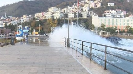 Sahile vuran 5 metreyi bulan dalgalar hasara yol açtı