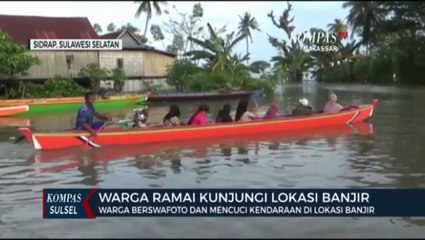 Warga Berswafoto Dan Mencuci Kendaraan Di Lokasi Banjir