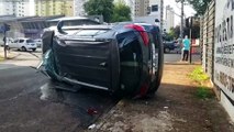 Urgente: Carro tomba após colisão no Centro de Cascavel