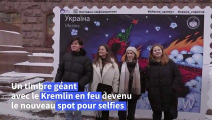 A Kiev, une affiche en forme de timbre géant montre le Kremlin en proie aux flammes