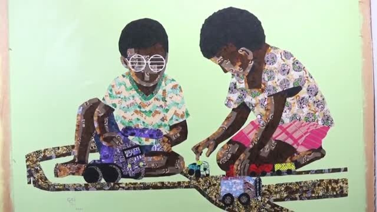 Un artista ghanés convierte telas en grandes obras de arte