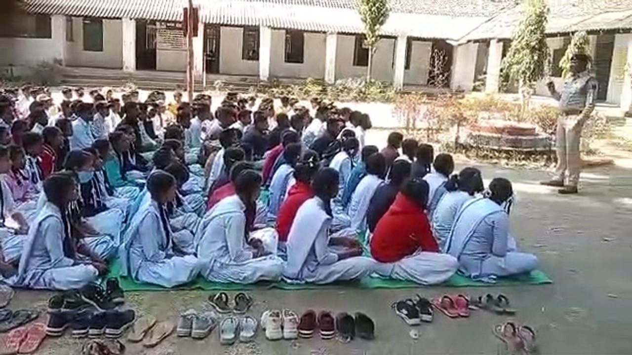 पुलिस ने यातायात नियमों के प्रति स्टूडेंट्स को किया जागरूक