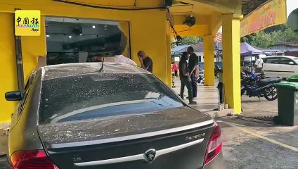 冒失司机 踩油门撞破墙  2收银员遭殃 受伤